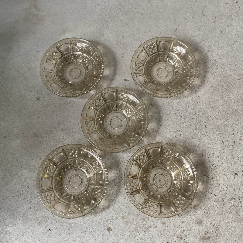 骨董品　飾り皿　材質ガラスと銅？ 骨董品飾り皿材質ガラスと銅？