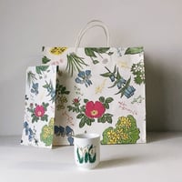 深川製 六花亭の湯呑と紙袋2点(大小) 坂本直行 さかもと なおゆき 画家 作  ミズバショウ 花の絵  深川製磁 富士流水のマーク  オールド深川 北海道名菓