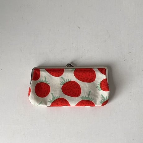 marimekko（マリメッコ）Mansikka（マンシッカ/イチゴ）柄のがま口ポーチ 小型 中古美品