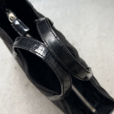 90s VINTAGE PRADA ナイロン/ガラスレザー コンビ 小さめトートバッグ 型押しエンボスロゴ 軽量トートバッグ シンプルデザイン　オールドプラダ 中古良品