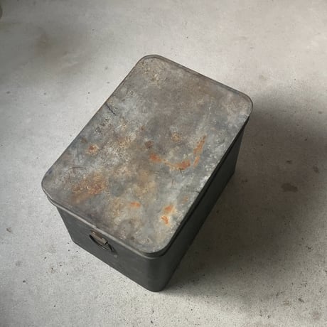 古いブリキの箱  蓋付き 持手付き ヴィンテージツールボックス ストック缶ヴィンテージ 蓋付き 銅持手  米櫃 保存ケース 道具箱 アンティークスチール ボックス
