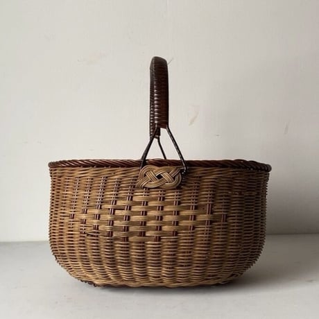 昭和期の買物籠  ヴィンテージ ラタンかごバッグ  籐編みのワンハンドルバスケット バイカラー 天然素材古い編みカゴ