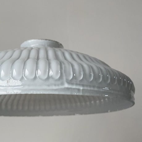 大正〜昭和期  乳白ガラス 細かめ菊花紋様 プレスガラス 21cm ヴィンテージシェード 古い電笠 吊り照明  無傷完品