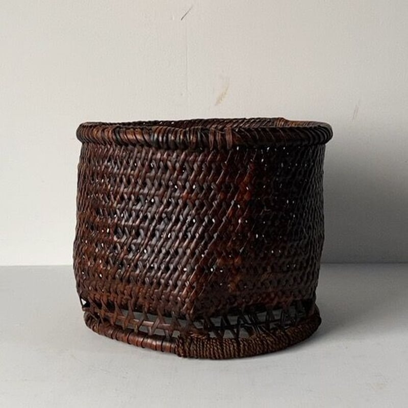 明治時代 竹製の編みかご 明治期 古い茶碗かご 30cm 濃い飴色にヤケた麻の葉編み竹籠 足