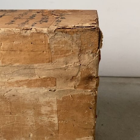 紙貼りの古い木箱 幅約40cm  一閑張り ヤケ感 エイジング メッセージ 墨文字 ジャパンヴィンテージ  道具箱