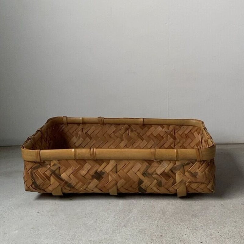 竹編の平野良籠 ありそでない大きめ平籠 太い竹のフレームに表皮を剥い