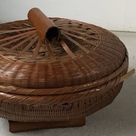 古い竹編みの水切り籠(蓋付き) 昭和初期 竹編み 工芸品 竹工芸 古民藝 均等にヤケた飴色のかご