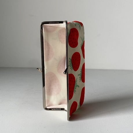 marimekko（マリメッコ）Mansikka（マンシッカ/イチゴ）柄のがま口ポーチ 小型 中古美品