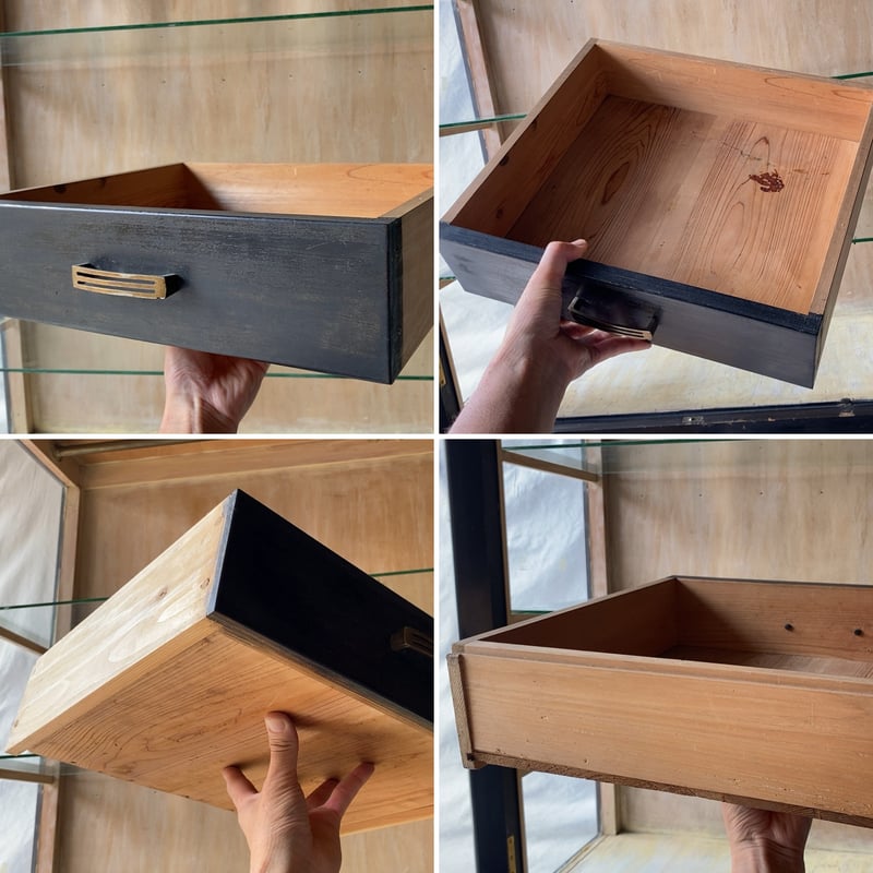 アンティーク 黒ケビント 3面ガラス 4枚棚板 硝子 2杯引出し 真鍮金具