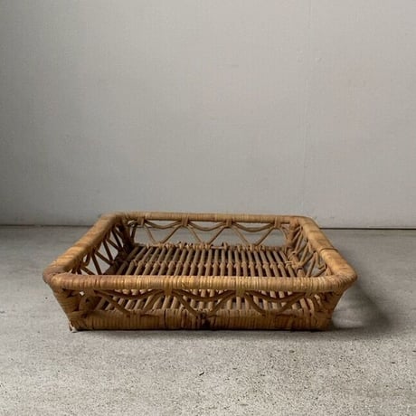 古いラタンの平籠  ナチュラル素材 ヴィンテージバスケット トレーカゴ 天然素材 白木 珍品