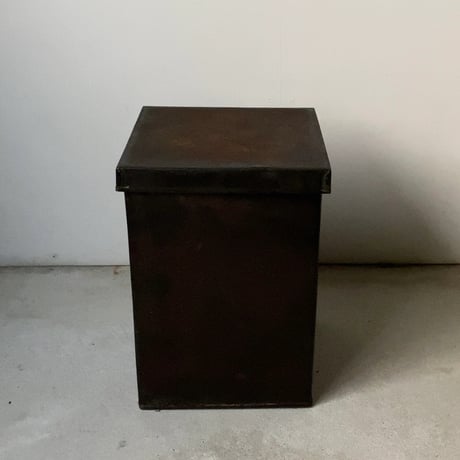 古い鉄の箱 (蓋付き) 黒ヤケ 黒光り グッドエイジング 厚みあり縁補強構造 古箱