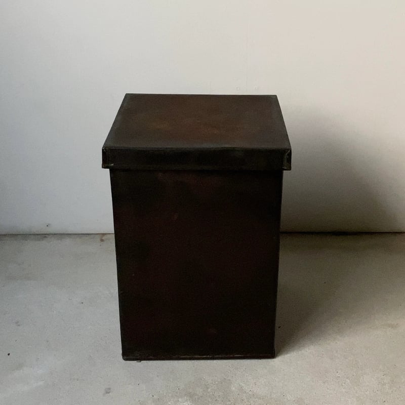 古い鉄の箱 (蓋付き) 黒ヤケ 黒光り グッドエイジング 厚みあり縁補強