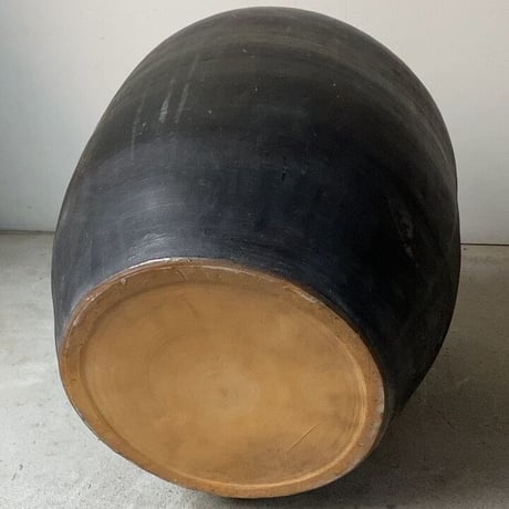 手捻りの古い大壺  古壺  古甕 古民藝 焼物  高さ38cm幅37cm   メダカ鉢 睡蓮鉢 金魚鉢 ハス 水栽培 水中昆虫 ビオトープ 玄関壺 傘立　完品
