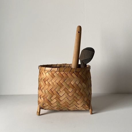 竹編みのヘラ立て お玉立て 幅約23cm ツールスタンド 足付き 天然素材 グッドコンディション