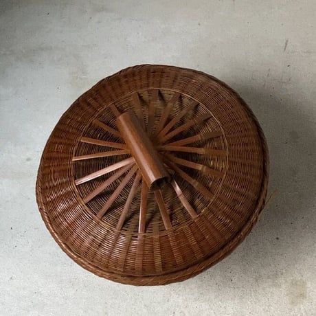 古い竹編みの水切り籠(蓋付き) 昭和初期 竹編み 工芸品 竹工芸 古民藝 均等にヤケた飴色のかご