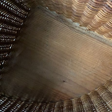 ヴィンテージ  コーナー収納籠   蓋・ロック金具付き三角カゴボックス  銅金具 飴色黒ヤケ艶感良好  三角コーナー籠