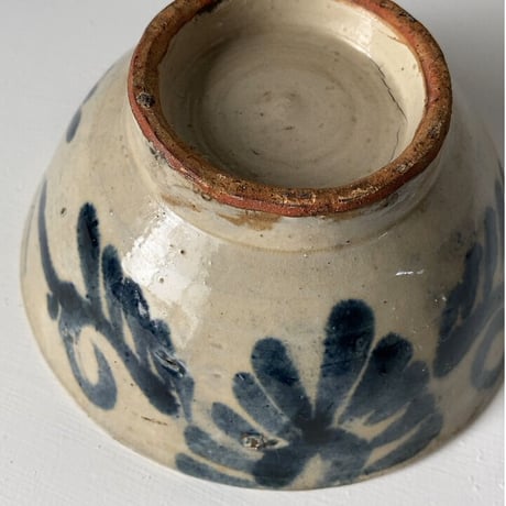 B  古琉球 やちむん 4.5寸マカイ 古作 登窯 花唐草 呉須色 沖縄 焼物 茶碗 昭和期 ヴィンテージフォークアート 薄いニュウ有