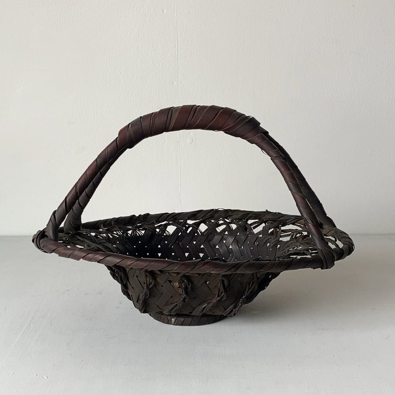 古い竹編みのワンハンドルバスケット 飾り編み 褐色素地 黒ヤケ