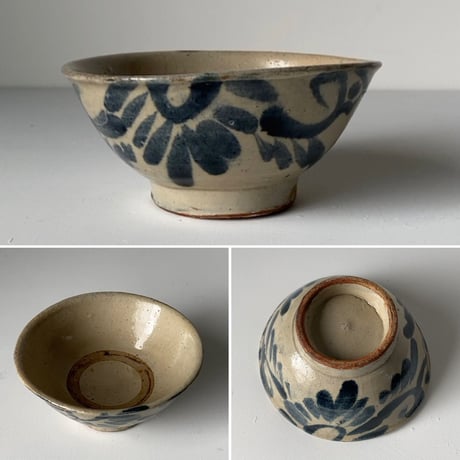 A  古琉球 やちむん 4.5寸マカイ 古作 登窯 花唐草 呉須色 沖縄 焼物 茶碗 昭和期 ヴィンテージフォークアート 完品