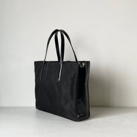 90s VINTAGE PRADA ナイロン/ガラスレザー コンビ 小さめトートバッグ 型押しエンボスロゴ 軽量トートバッグ シンプルデザイン　オールドプラダ 中古良品