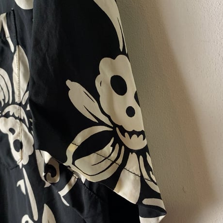 SUNSURF サンサーフ  2022年製 『HAWAIIAN SKULL BORDER』ハワイアン スカル ボーダー  ブラック  レーヨン アロハシャツ 未使用品