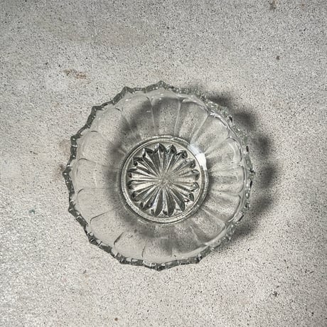 アンティーク プレスガラス デザート深皿 直径約12.5cm 小鉢 レース装飾 クリア  大正期 レトロ食器 ヴィンテージ食器 気泡ガラス アイスクリーム かき氷 フルーツ皿 デザート皿 完品