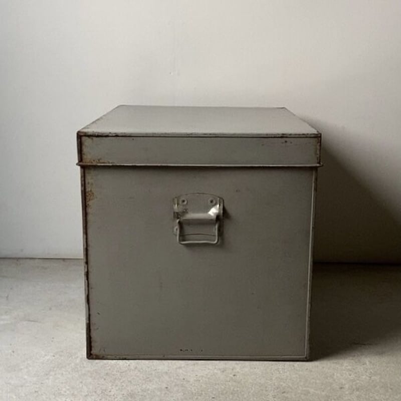 古いスチールケース 幅約55cm ライトグレーの塗装とエイジングが魅力
