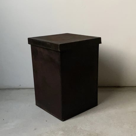 古い鉄の箱 (蓋付き) 黒ヤケ 黒光り グッドエイジング 厚みあり縁補強構造 古箱