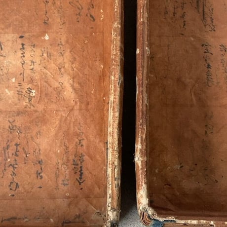 一閑張りの大きめ蓋付き道具箱  幅約54cm 旧家で長年眠っていたお品です  竹籠＋麻布＋和紙＋柿渋  ジャパンヴィンテージ 古箱 伝統工芸