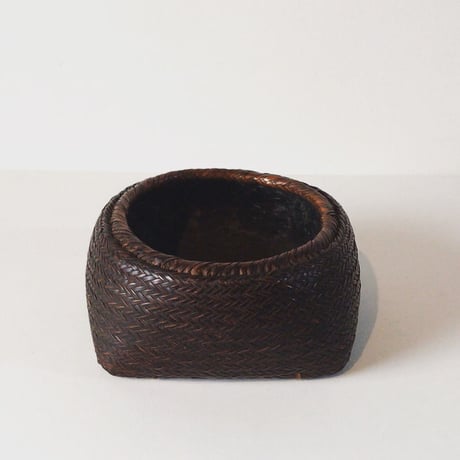 竹編みの炭斗(すみとり)  細かく密度の高い網代編み  ヘリンボーン  黒褐色  茶道具 炭取 烏府(うふ)アンティーク花器 花籠