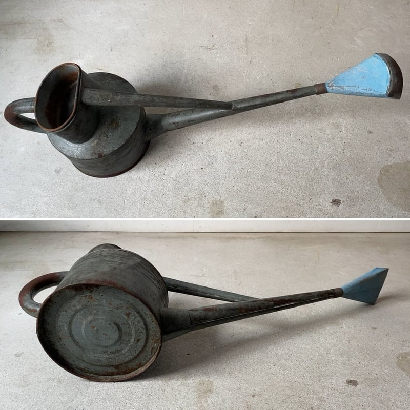 ブリキ製ヴィンテージじょうろ 水色のハス口は平ワイドな造形が