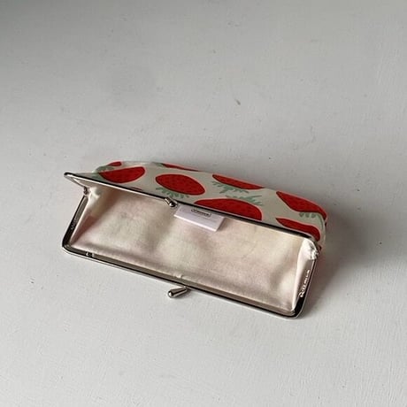 marimekko（マリメッコ）Mansikka（マンシッカ/イチゴ）柄のがま口ポーチ 小型 中古美品
