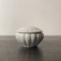 古い白磁の小壺 大正 昭和 蓋付き白磁器 古作 蓋の汚れ以外は完品