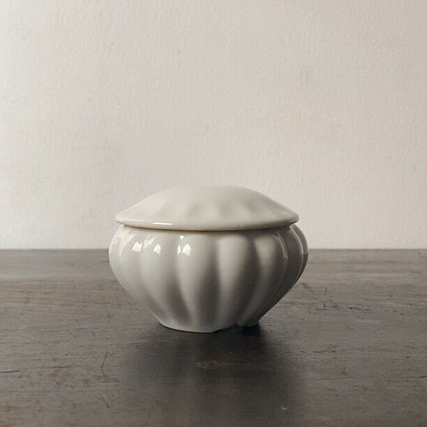 実家整理　古い白磁の蓋付き壺 original