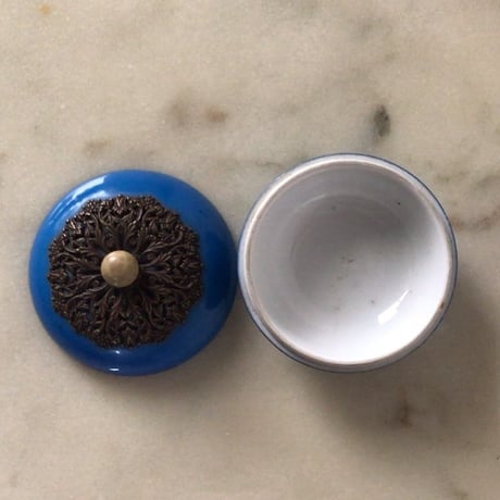 フランス アンティーク 青い小物入れ  陶器  唐草金具蓋 ポット ボンボニエール  シュガーポット  金平糖入れ 菓子器 ヴィンテージ