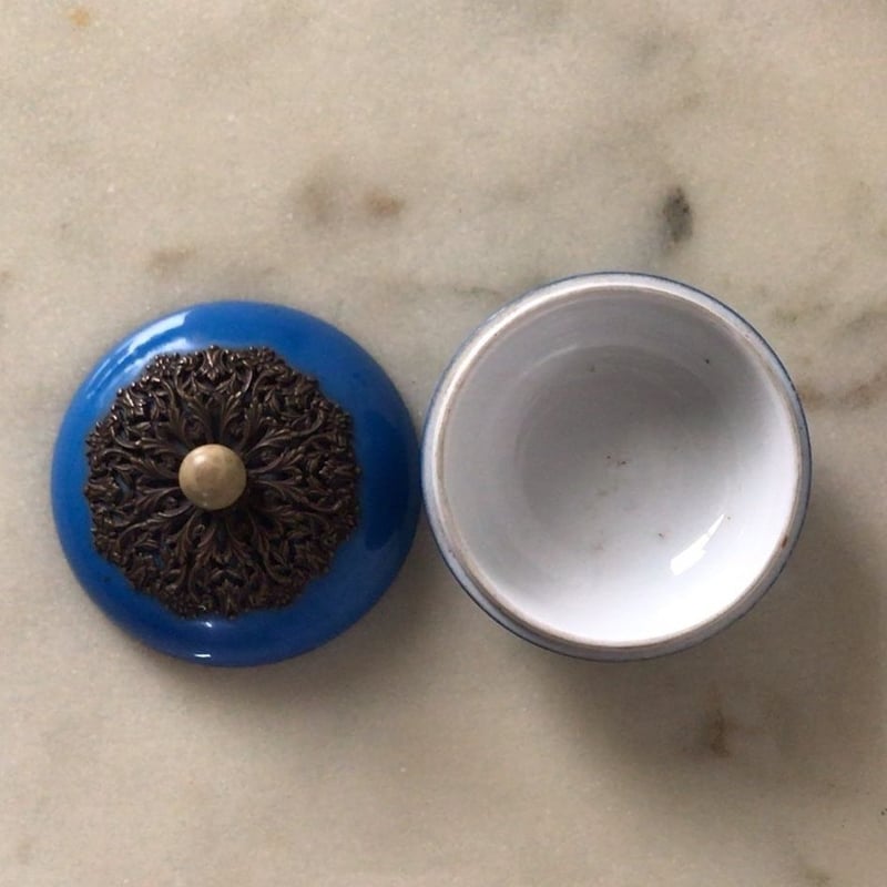 フランス アンティーク 青い小物入れ 陶器 唐草金具蓋 ポット ボンボ