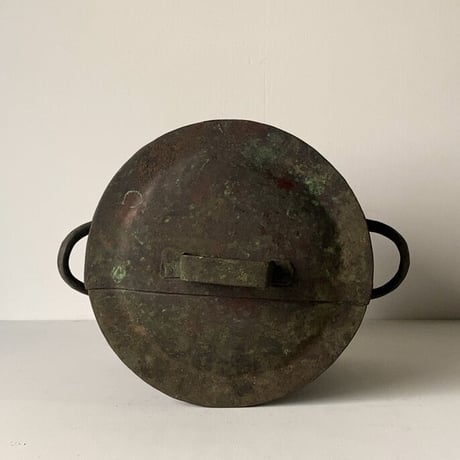 古い蓋付き銅器  赤銅 双耳 寸胴鍋 厚みが有り大変重厚な作りです。筒のみ幅約24cm 古銅 花器 グッドエイジング