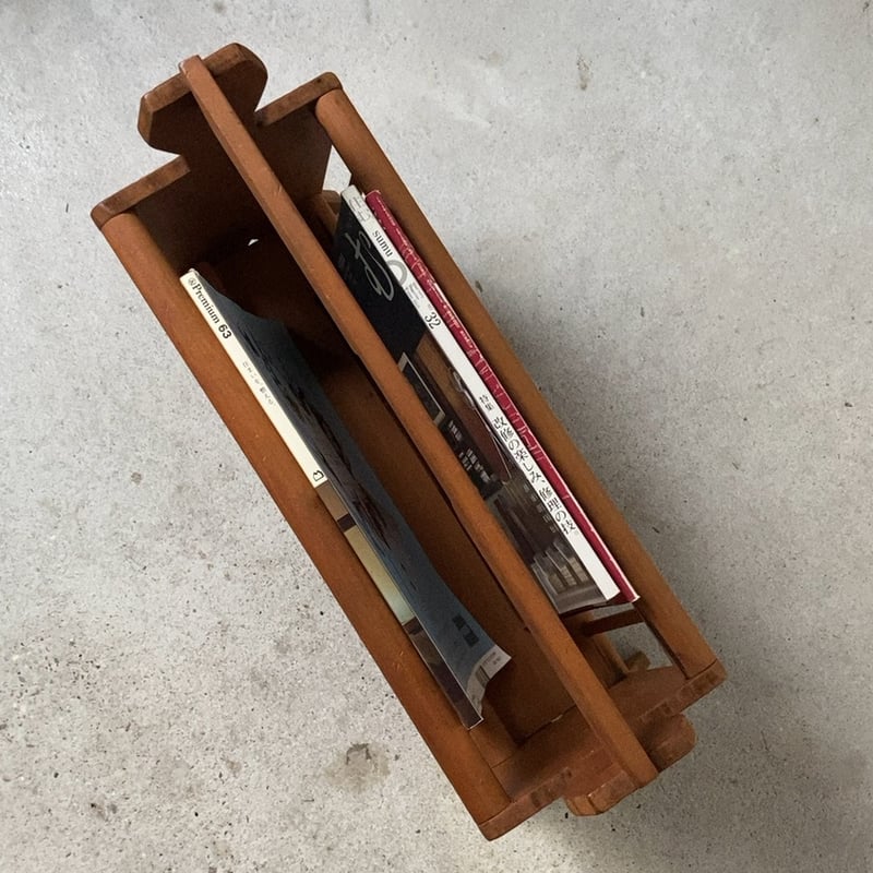 古い木製マガジンラック ナチュラル素地 無塗装 雑誌入れ 丸材シンプル