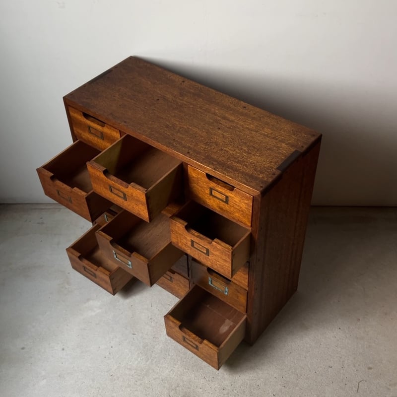 古い木製引出し 15杯 小ぶりサイズ ラワン無垢材 銅のネームタグ