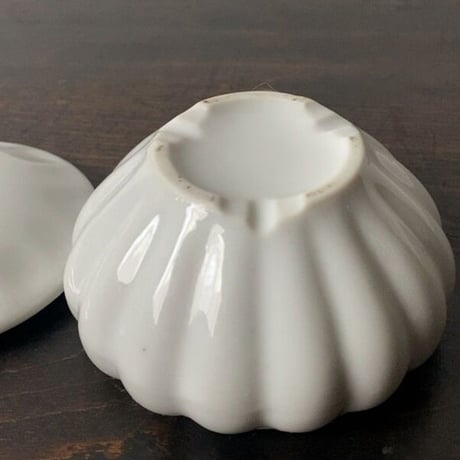 古い白磁の小壺 大正 昭和 蓋付き白磁器 古作 蓋の汚れ以外は完品