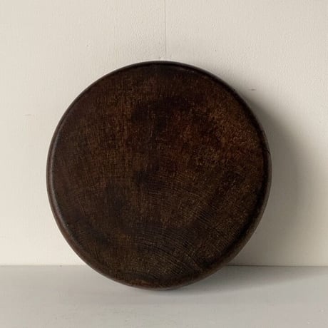 木製無垢のくり抜き盆  丸盆  木のトレー  幅約25.5cm  小さめサイズ  黒くヤケた古いお盆です。ヴィンテージキッチンツール