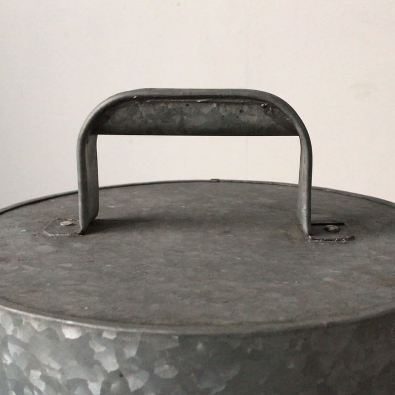 ヴィンテージ蓋付き筒型ブリキ缶 ライン有り 双耳持ち手 大きめ サイズ