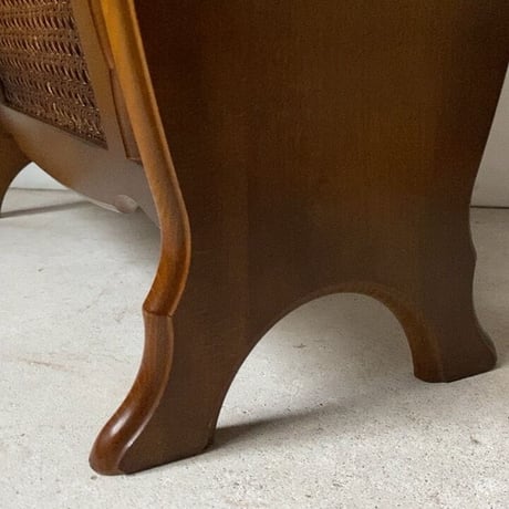 カリモク家具  オールド カリモク マガジンラック 木製ブナ材無垢＋籐編みのWラック 廃盤品 コロニアルシリーズ ヴィンテージカリモク