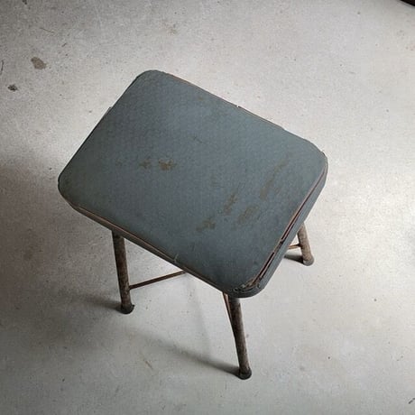 古い鉄足のスツール  ジャパンヴィンテージ  スクエアスツール グレーのスチール作業椅子