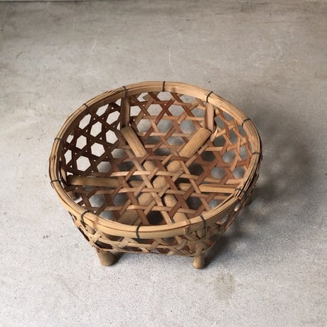 水切り 竹籠  小　足付き洗い物かご 編みカゴ 天然素材 手仕事 工芸品 民藝 クラフト  中古美品