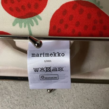 marimekko（マリメッコ）Mansikka（マンシッカ/イチゴ）柄のがま口ポーチ 小型 中古美品