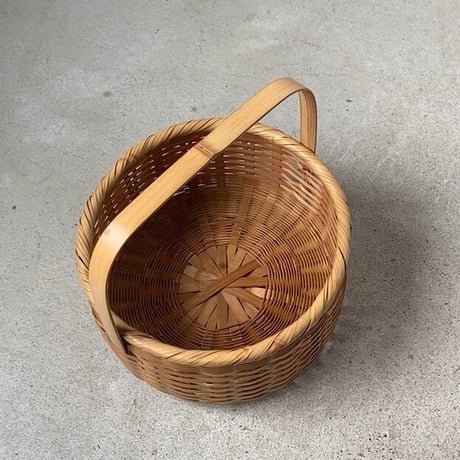 丸筒型 持ち手竹籠  幅約27cm 茶碗籠 りんごカゴ 野菜かご 万能籠  ガッチリ頑丈 よく編まれた籠 竹工芸 手仕事 民藝 工芸品
