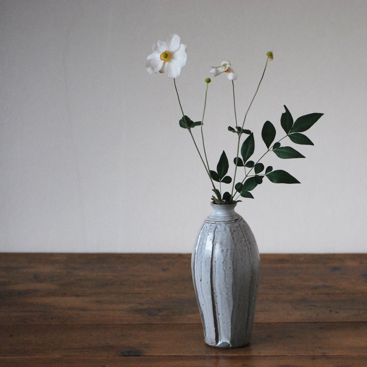 ねずみ色秞花器 灰釉花器 | Works | 長谷川奈津 | panorama