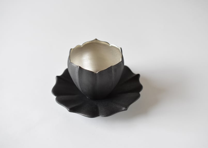 東一仁 黒稜花銀彩（五葉）カップ・ソーサー 2セット 作家もの 器 黒稜花銀彩C/S(五葉)／東一仁 | うつわと暮らし 凛 ONLINE SHOP