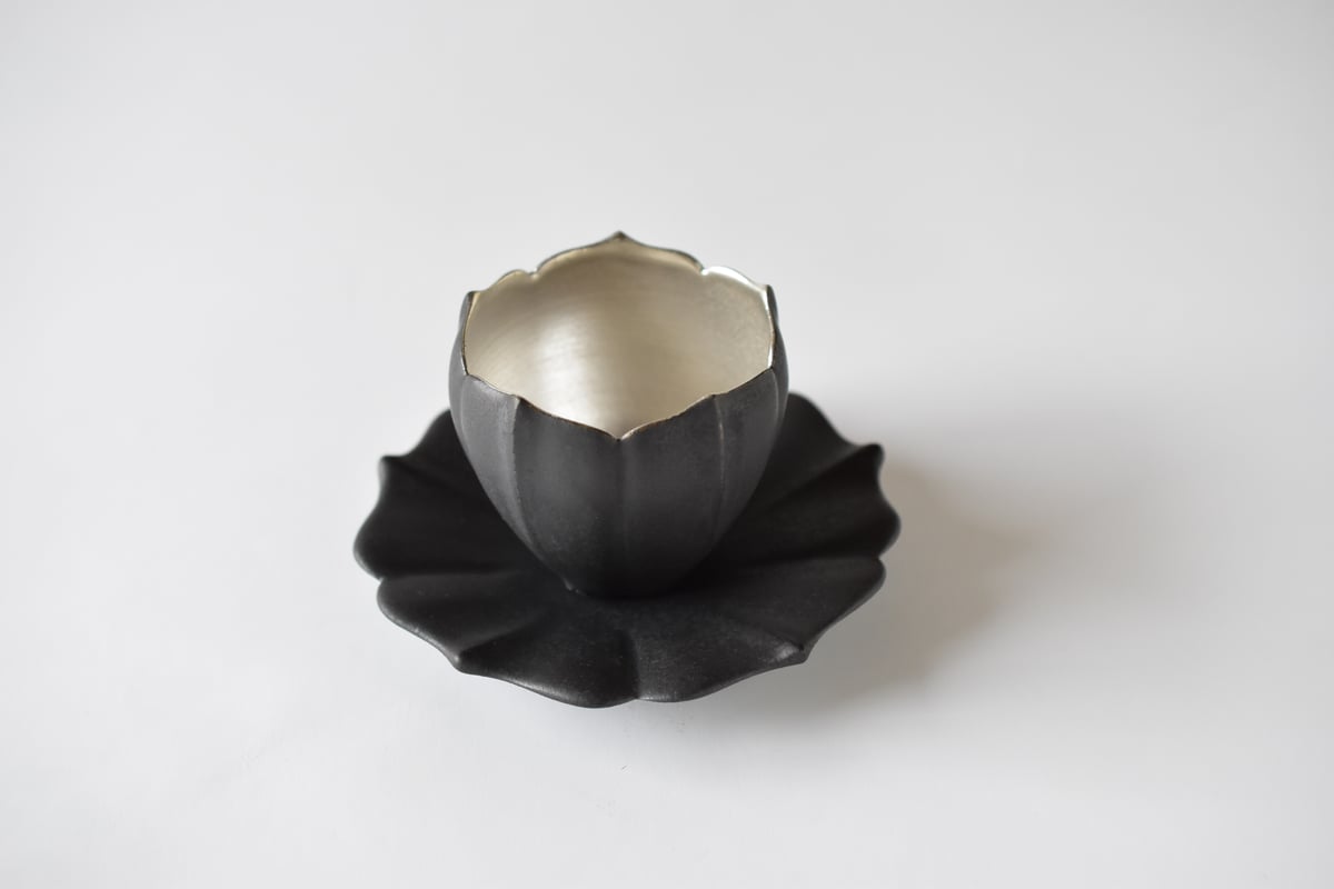 東一仁 黒稜花銀彩（五葉）カップ・ソーサー 2セット 作家もの 器 黒稜花銀彩C/S(五葉)／東一仁 | うつわと暮らし 凛 ONLINE SHOP
